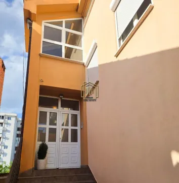 Ulaz u zgradu sa bijelim dvokrilnim vratima i stepeništem. - image 17