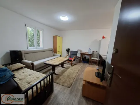 Dnevni boravak sa garniturom za sedenje i prozorom. - image 8