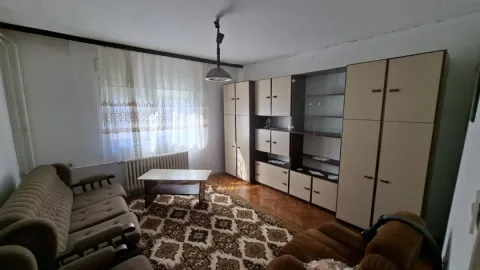 Dnevna soba sa garniturom za sedenje, velikim ormanom i tepihom. - image 7