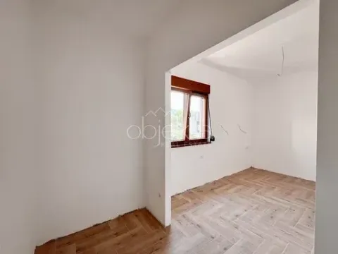Prazna neopremljena prostorija sa parketom i prozorom. - image 6