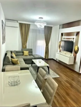 Moderna dnevna soba sa garniturom, trpezarijskim stolom i TV komodom. - image 2