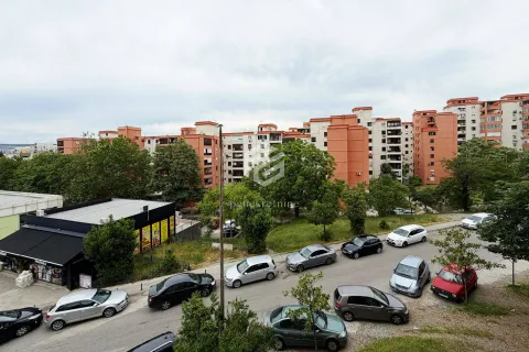 Pogled sa prozora na okolne zgrade i parking ispred zgrade. - image 5