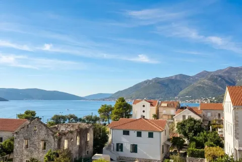 Pogled na more i okolne kuće sa terase. - image 9