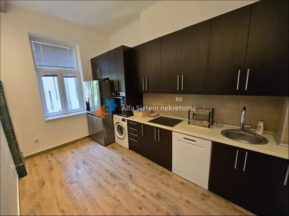 Izdavanje, četvorosoban stan, 100m², Savski Venac, Beograd