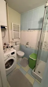 Manje kupatilo sa tuš kabinom, veš mašinom i toaletom. - image 13