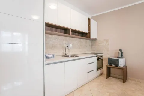 Stan-na-dan, jednosoban stan, 90m², Bečići, Budva - image 3