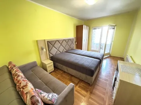 Namještena spavaća soba sa bračnim krevetom, sofom i izlazom na terasu. - image 7