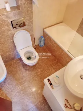 Pogled odozgo na kupatilo sa kadom, wc šoljom i umivaonikom. - image 13
