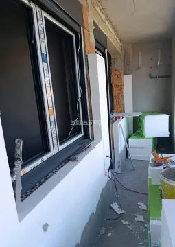 Terasa u izgradnji sa postavljenom bravarijom i izolacionim materijalima. - image 7