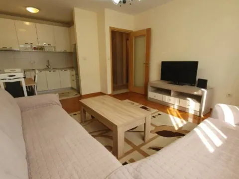Izdavanje, dvosoban stan, 64m², Stari Aerodrom, Podgorica - image 1