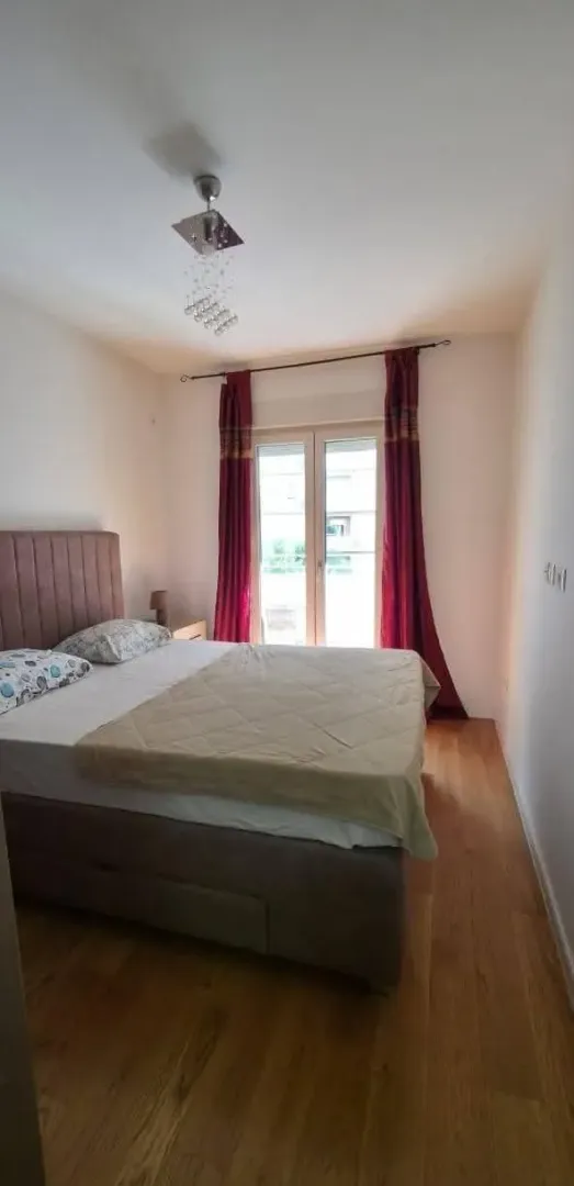 Spavaća soba sa bračnim krevetom i izlazom na terasu.