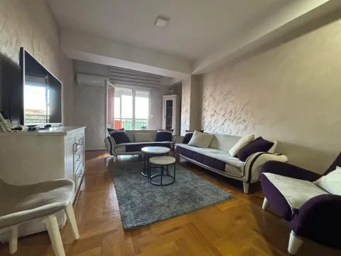 Dnevna soba sa garniturom, stočićem i televizorom. - image 4