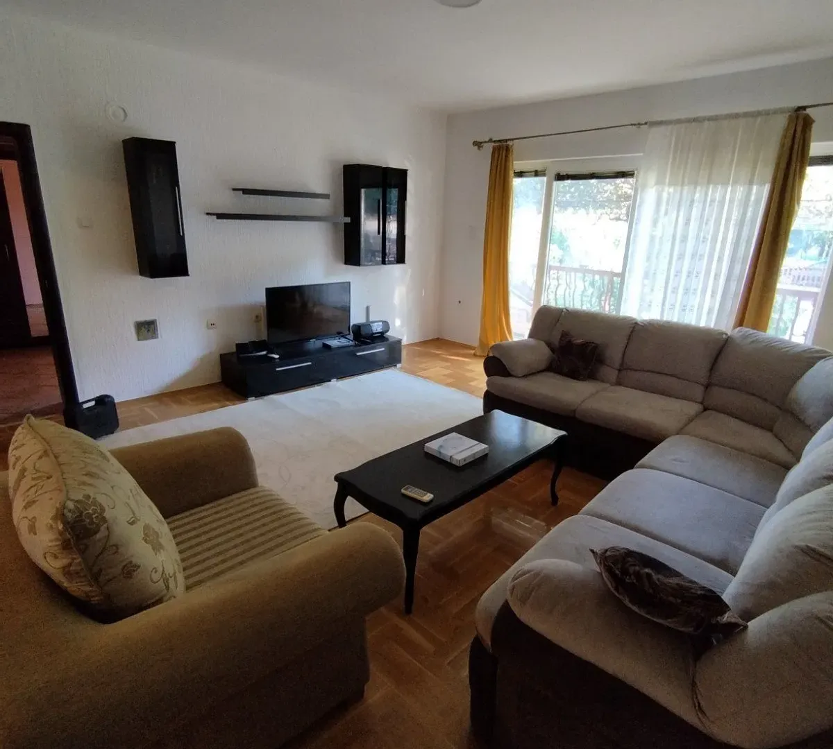 Izdavanje, kuća, 130m², Tološi, Podgorica