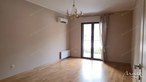 Prazna soba sa drvenim parketom i izlazom na terasu. - image 15