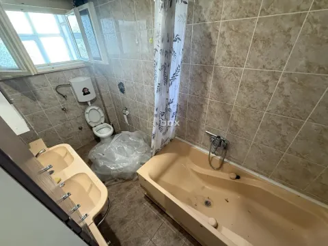 Kupatilo sa kadom, umivaonikom, toaletom i prozorom. - image 9