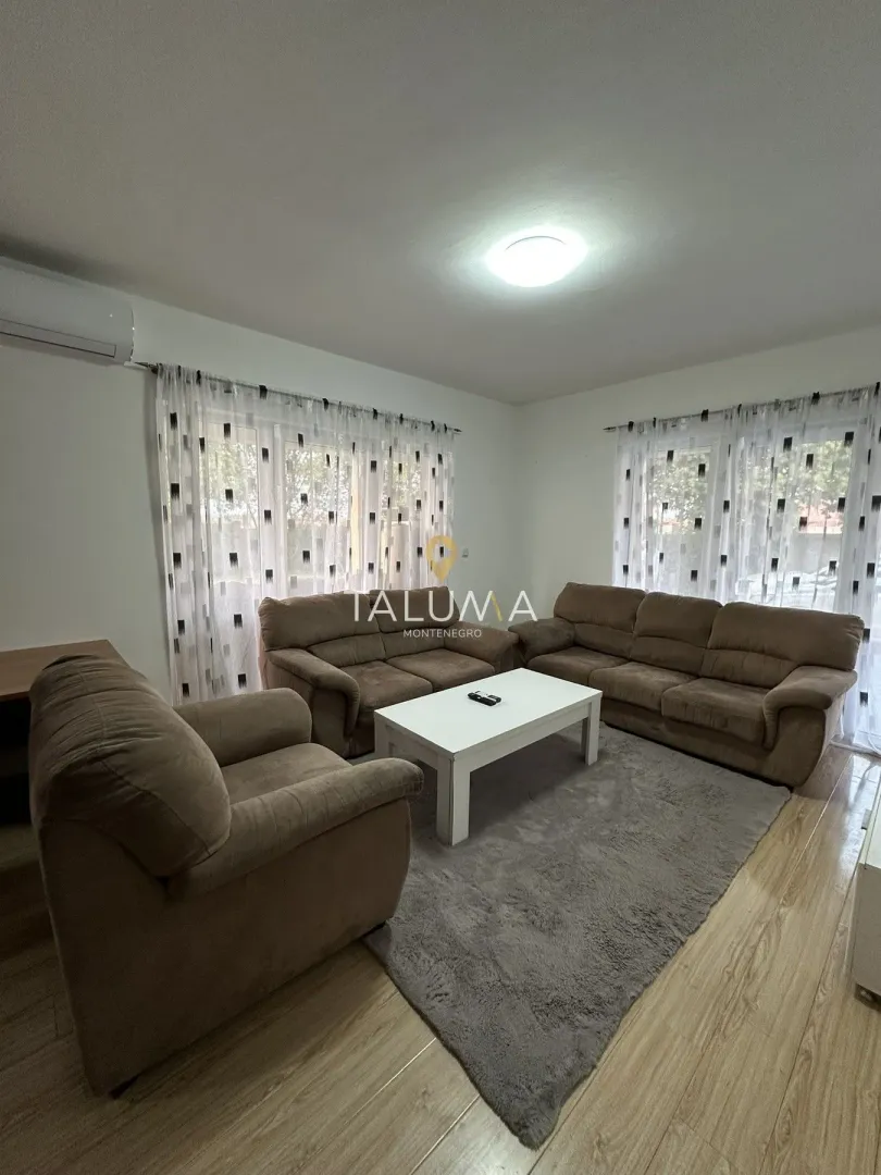 Living room with a seating set and a white coffee table.