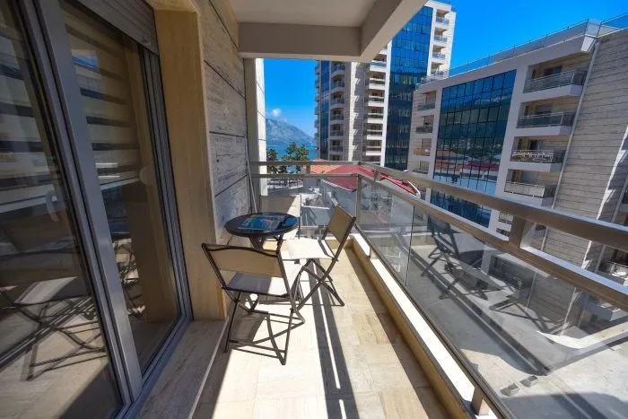 Izdavanje, dvosoban stan, 74m², Centar, Budva