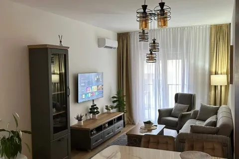 Dnevna soba sa garniturom, TV-om i trpezarijskim stolom. - image 3
