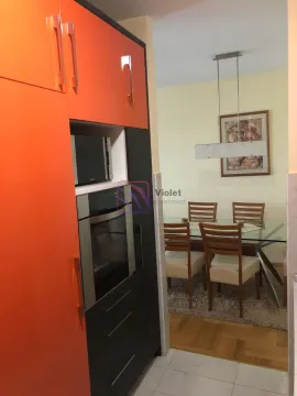 Moderna kuhinja jarko narandžastih elemenata sa ugrađenom rernom i mikrotalasnom. - image 10