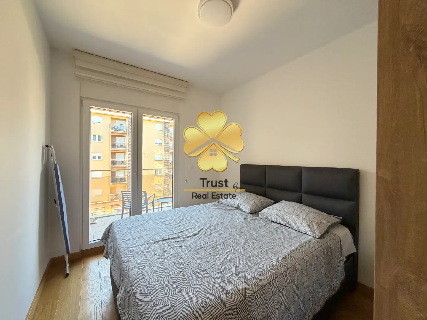 Furnished bedroom with a double bed and access to the terrace.