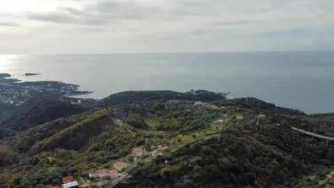 Pogled iz vazduha na prirodu, naselje i obalu mora. - image 5
