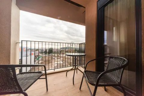 Natkriveni balkon sa garniturom za sjedenje i pogledom na okolinu. - image 8