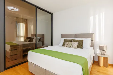 Bedroom with a double bed and a large built-in mirrored wardrobe. - image 10