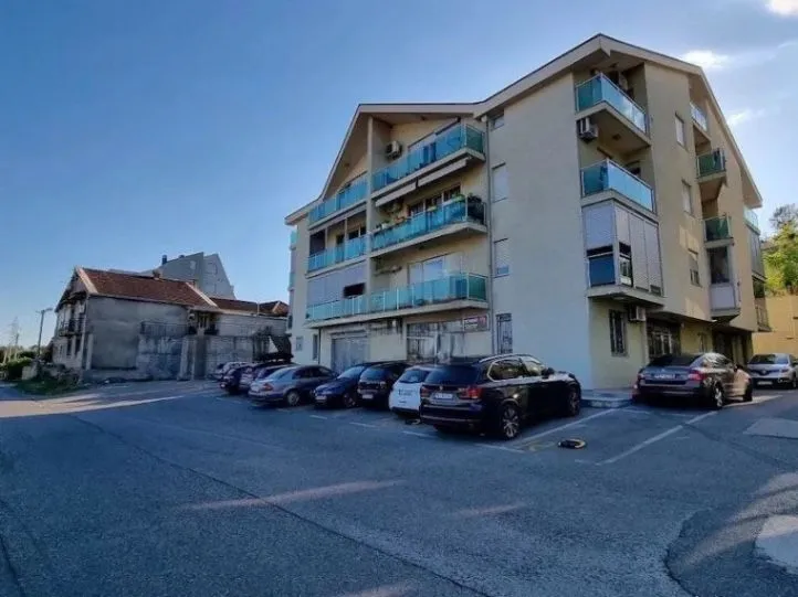 Izdavanje, dvosoban stan, 90m², Gorica C, Podgorica