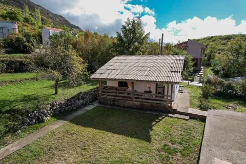 Pogled na eksterijer kuće sa dvorištem i zelenilom. - image 9