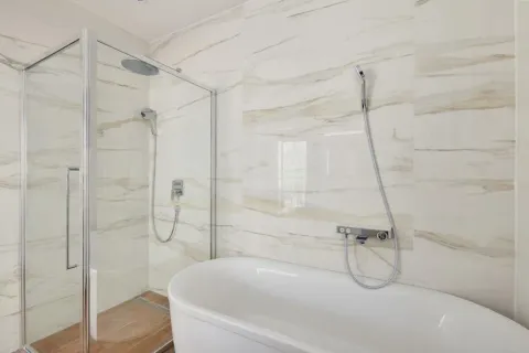 Moderne kupatilo sa kadom i tuš kabinom. - image 7