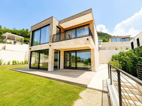 Izdavanje, kuća, 200m², Kotor, Crna Gora - image 1