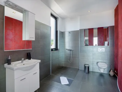 Izdavanje, kuća, 1150m², Krimovica, Kotor - image 19