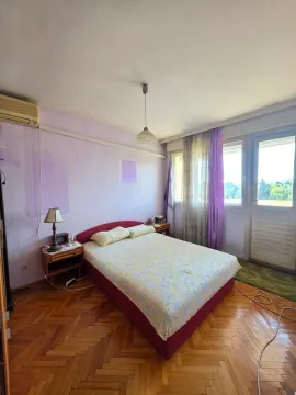 Spavaća soba sa bračnim krevetom, parketom na podu i izlazom na terasu. - image 14