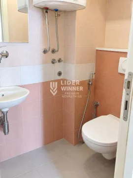 Manje kupatilo sa lavaboom, wc šoljom i bojlerom na zidu. - image 20