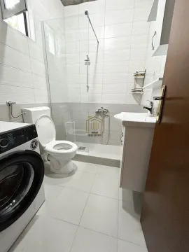Kompaktno kupatilo sa tuš kabinom, umivaonikom, toaletom i veš mašinom. - image 5