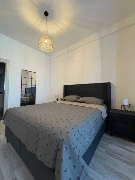 Moderna spavaća soba sa bračnim krevetom i noćnim stočićima. - image 5