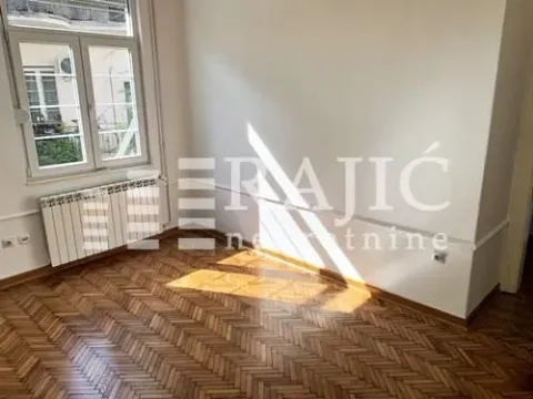 Prazna soba sa parketom i prozorom. - image 8