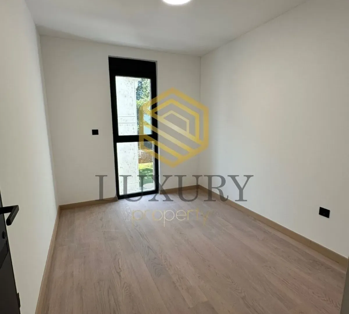 Izdavanje, trosoban stan, 111m², Zagorič, Podgorica