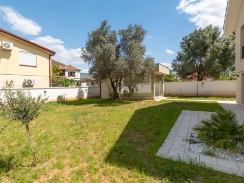 Izdavanje, kuća, 280m², Stari Aerodrom, Podgorica - image 21