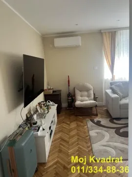 Dnevna soba sa garniturom, televizorom i klima uređajem. - image 2