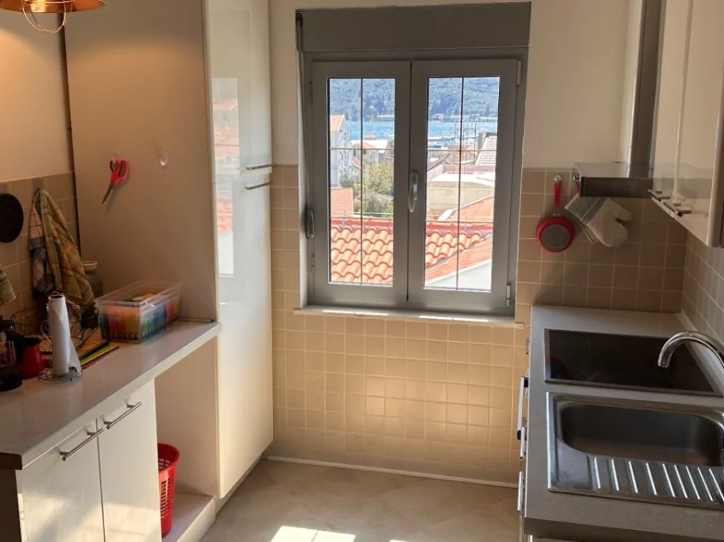 Izdavanje, dvosoban stan, 62m², Đenovići, Herceg Novi