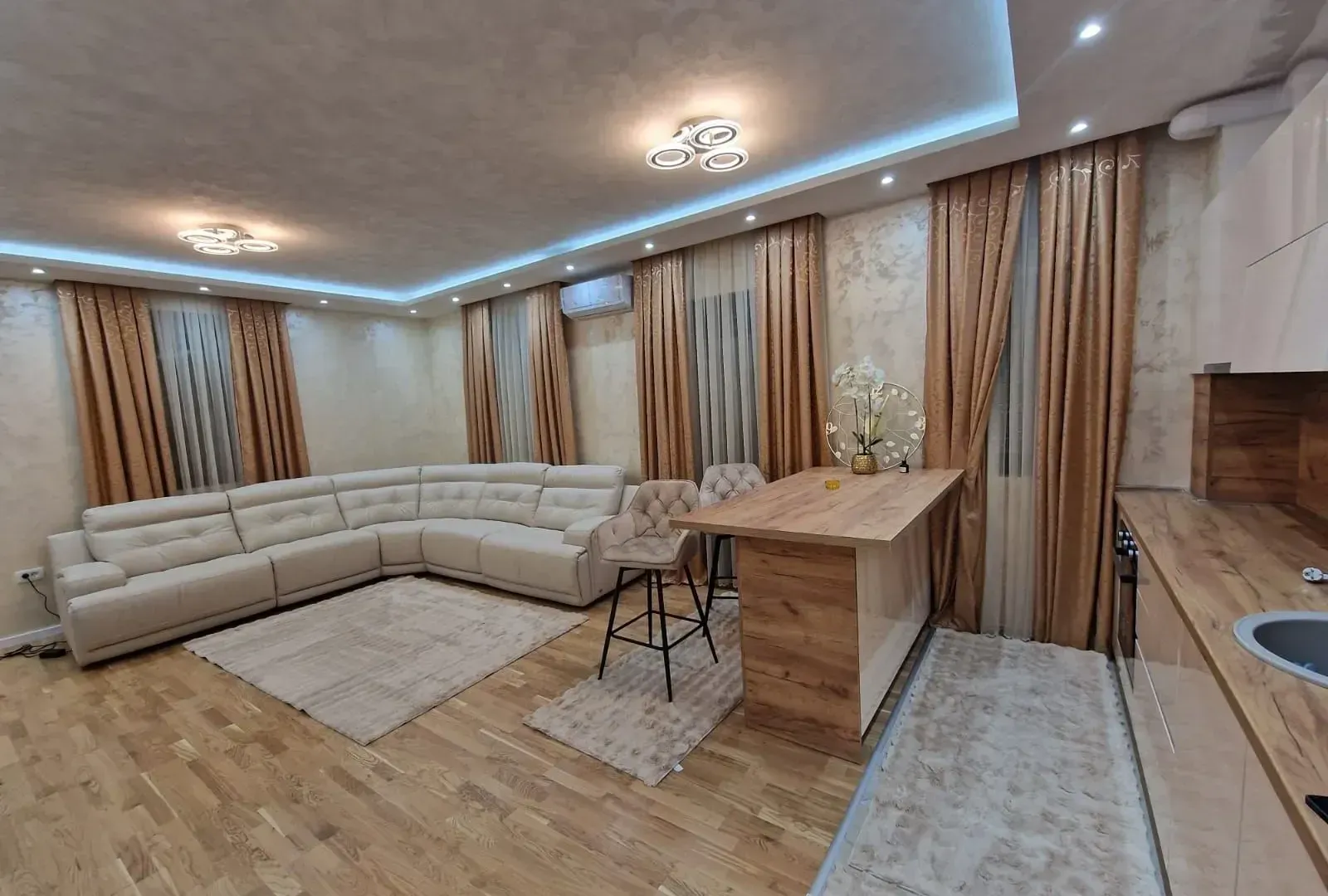 Izdavanje, dvosoban stan, 86m², Stara Varoš, Podgorica