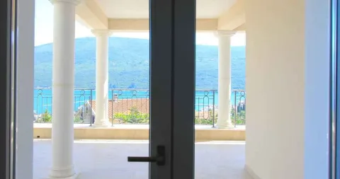 Pogled na more i brda sa terase sa bijelim stubovima. - image 14