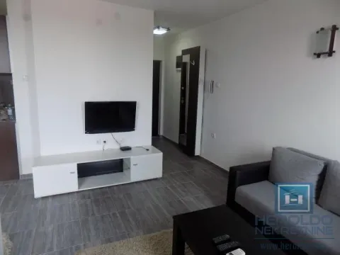 Dnevna soba sa ugaonom garniturom, TV komodom i televizorom. - image 12