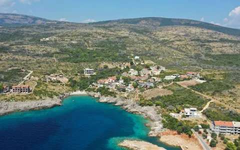 Pogled iz vazduha na obalu, more i naselje. - image 6