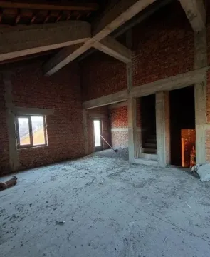Potkrovlje u sivoj fazi izgradnje sa betonskim gredama i zemljanim podom. - image 18