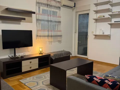 Izdavanje, dvosoban stan, 57m², Stari Aerodrom, Podgorica - image 2