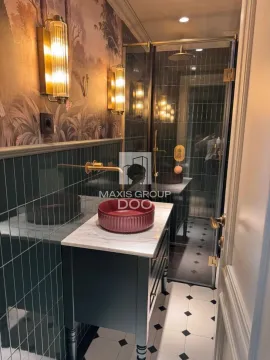 Moderno kupatilo sa umivaonikom, tuš kabinom i tapetama na zidu. - image 7