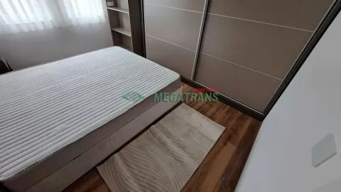Spavaća soba sa bračnim krevetom i ugradnim ormarom. - image 2