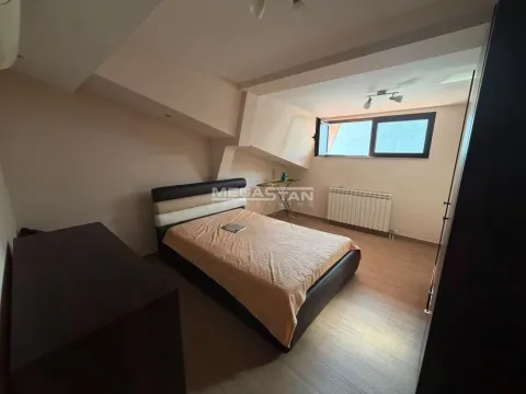 Nameštena spavaća soba sa bračnim krevetom pod kosim krovom. - image 11